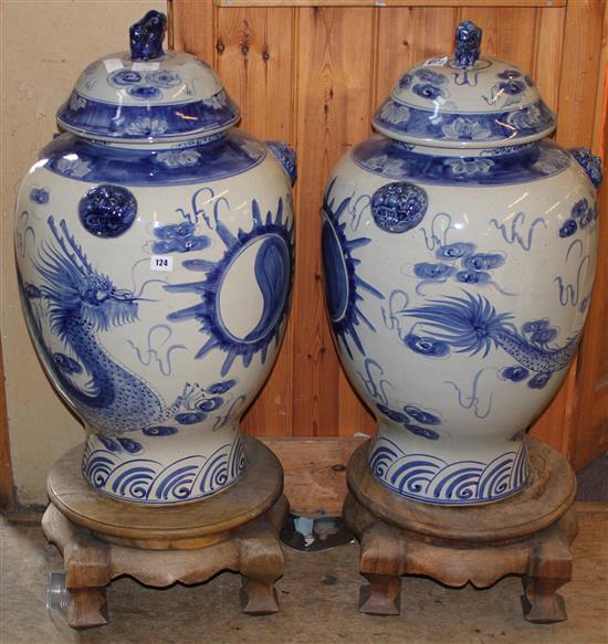 Pair of b & w temple jars(-)
